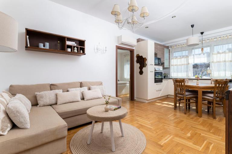 LK17 Bright Central 2BR Apartment with Balcony - Chambres d'hôtes Sofia