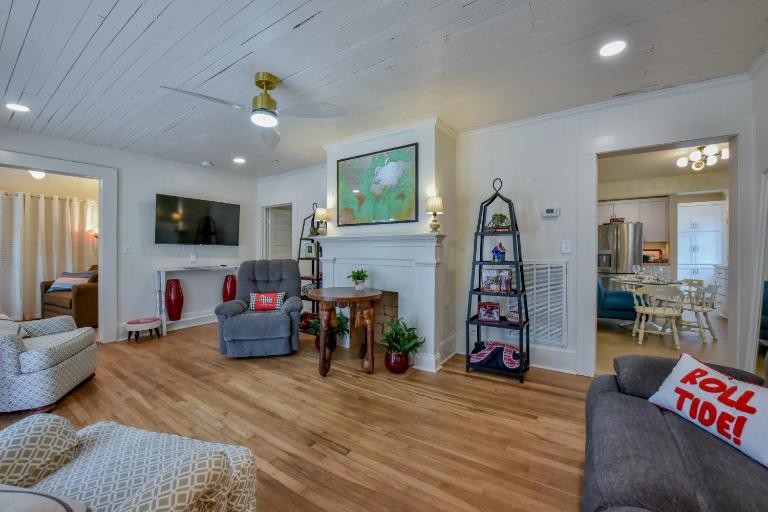 1 Mile to UA Campus: Walkable Midtown Getaway - B&B Tuscaloosa