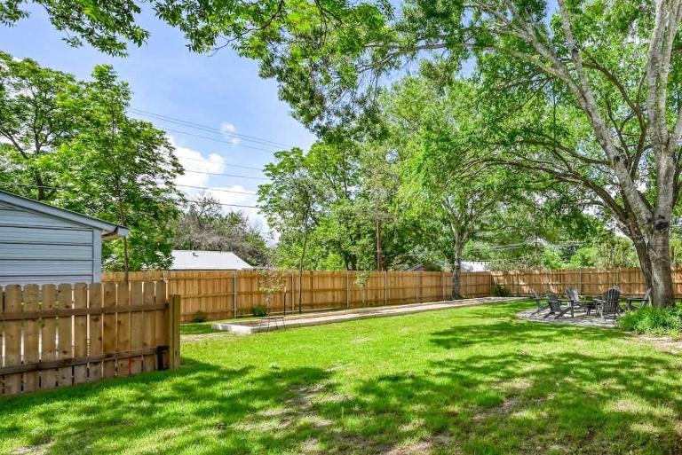 Luxury Haus - GREAT Backyard, Firepit, Bocce Ball! - B&B Fredericksburg