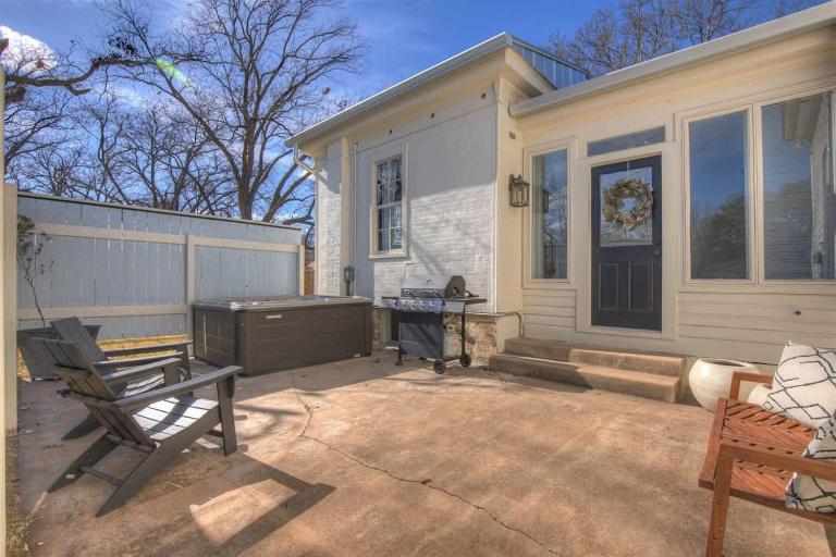 Gorgeous Home 1 Blk from Main with Hot Tub & Fire Pit! - Chambres d'hôtes Fredericksburg