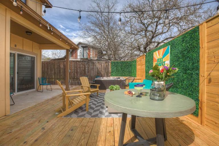 Luxury Modern Home with Hot tub Deck & Firepit! - B&B Fredericksburg