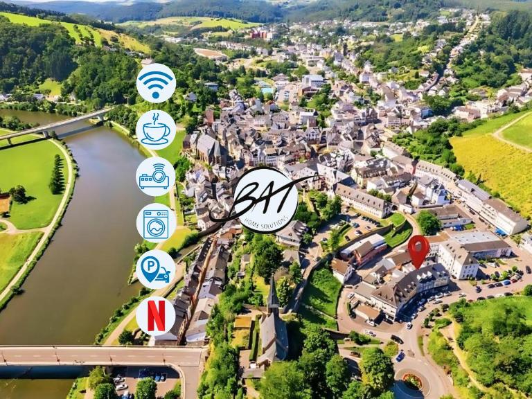 BAT Home Solutions Saarburg Altstadt - alles was ein Hotel nicht bietet - 3 Apartments 45 bis 75 qm für bis zu 12 Personen - direkt unter der Burg - 2 Min zur Altstadt - Weinbergblick, Heimkino und E-Ladesäulen - B&B Saarburg