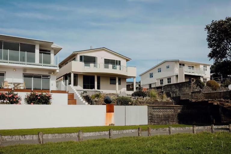Oceanfront Retreat - Beach Access - 2BR Bell Block - B&B New Plymouth