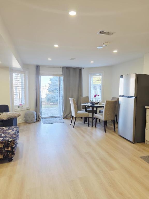 2 Bed - 1 Bath - Can Sleep 6 - Main floor, 2 Parking - Licensed - B&B Oakville