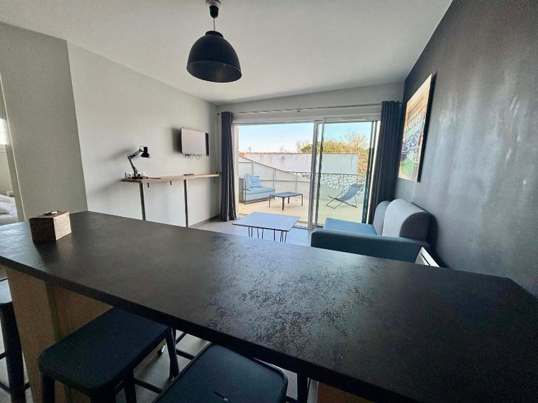 Appartement PMR 2 Chambres, Face Plage, Piscine, Balcon, Pour 6 Personnes, Animaux Admis - FR-1-194-222 - B&B La Tranche-sur-Mer