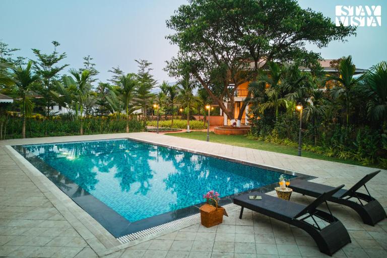 StayVista at Aaraa Vilas with Bonfire, Pool - Bed and Breakfast Karjat