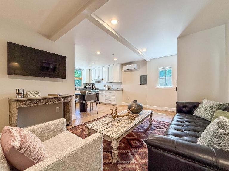 The Desert Marigold Suite at The Hesch House - Prime Location in the Railyard Art's District - Chambres d'hôtes Santa Fe