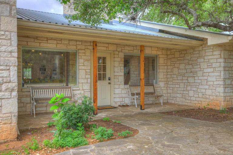 Serene Creek Front Home with Games+Grill! - Bed and Breakfast Fredericksburg