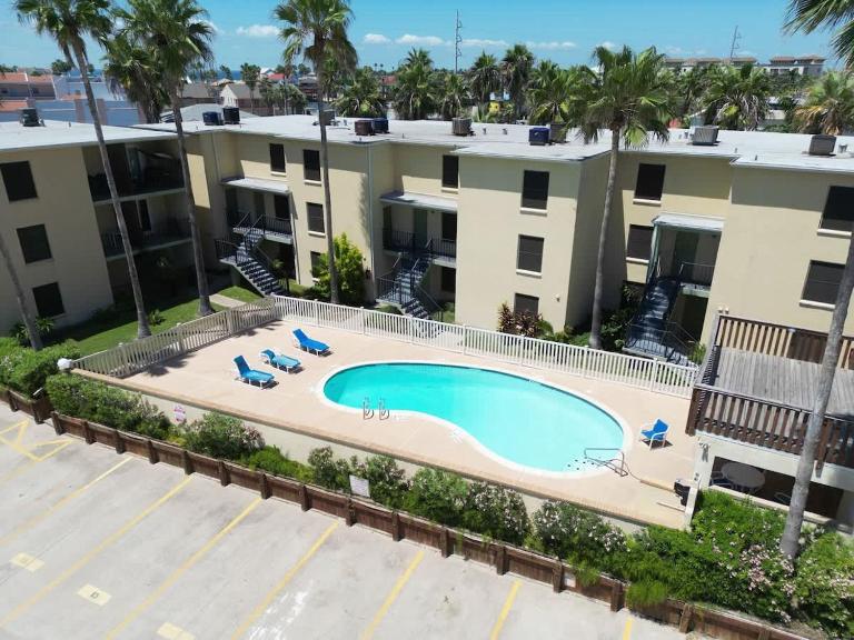 * 2 Levels * Pool * Near Beach * 2 Patios - Bed and Breakfast South Padre Island