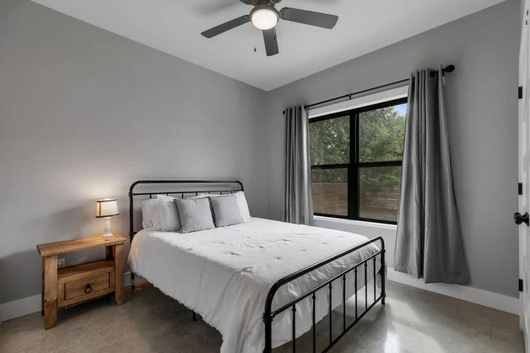 Luxury Home 3blck from Main St with FirePit - Chambres d'hôtes Fredericksburg
