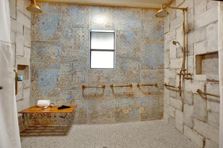 Shady Lane Lodge: Hot-Tub and Game Room Wheelchair Access - Chambres d'hôtes Rocky Hill