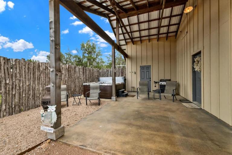 West End Nest with Hot Tub! - Chambres d'hôtes Fredericksburg
