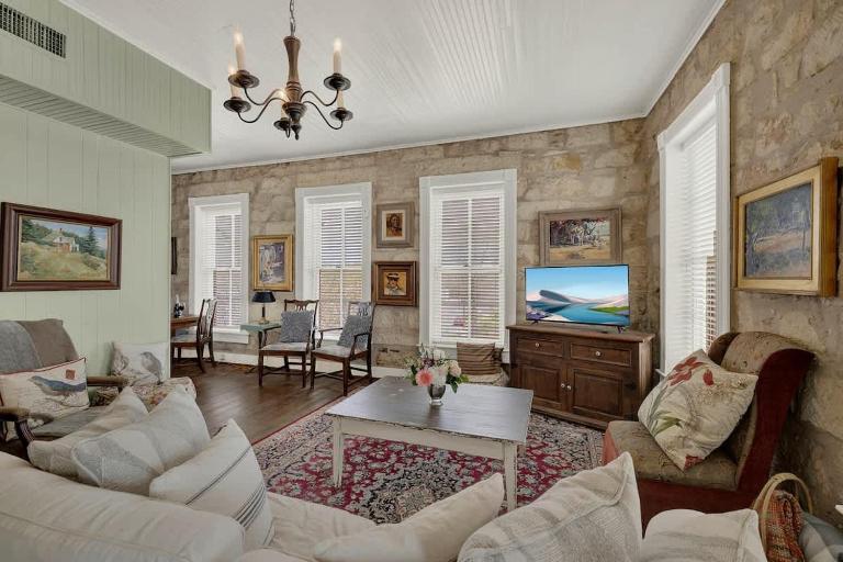 Fountain Suite-Stay Right on Historic Main Street in the Heart of Fredericksburg - B&B Fredericksburg