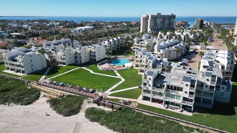Direct Beach Pools & Sun Deck - Stylish - Clean - B&B South Padre Island
