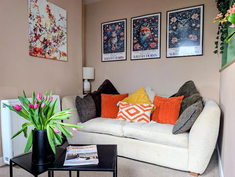 Hidden Retreat - Studio 4 minutes to the beach! Pet friendly! - Bed and Breakfast Weymouth