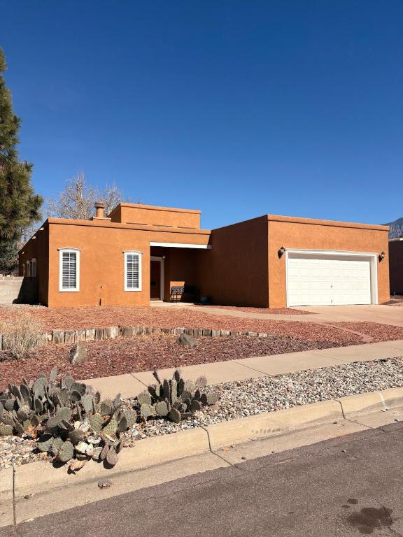 Desert Charm Retreat with Pool Table in NE Heights - B&B Alburquerque