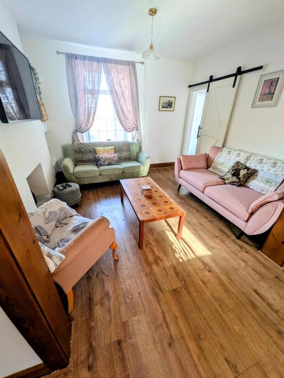 Charming Blue Cottage - B&B Bridgend