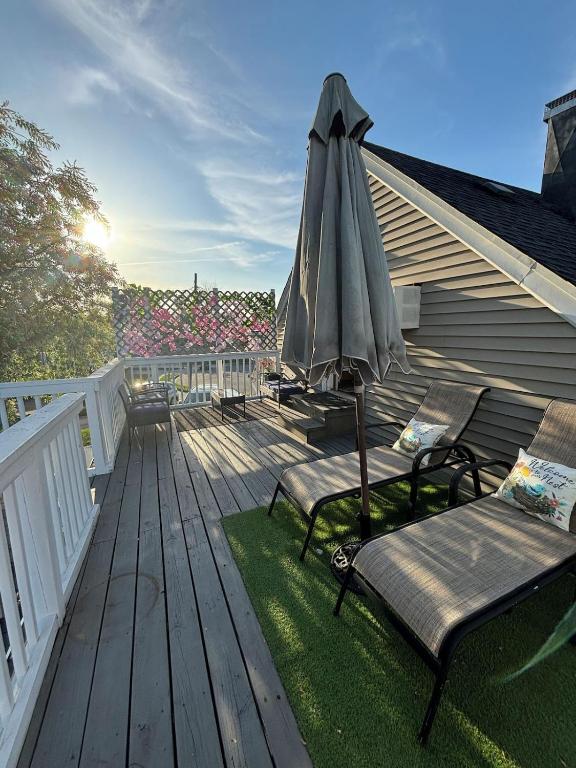 Serene Retreat near JFK Private Balcony, Yard, and Pool Access - Chambres d'hôtes Valley Stream
