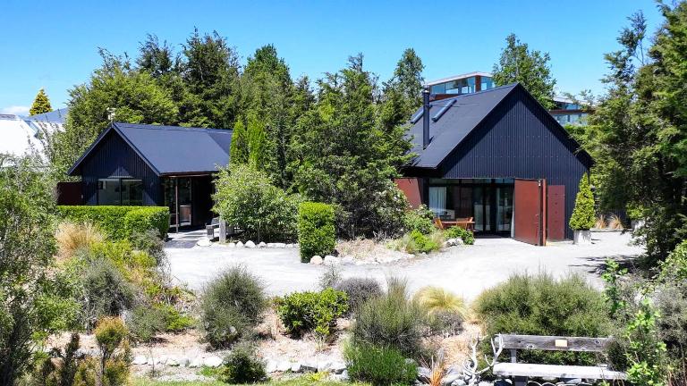 The Black BeechHouse - Starfall -Luxury Cedar Tub - Bed and Breakfast Lake Tekapo