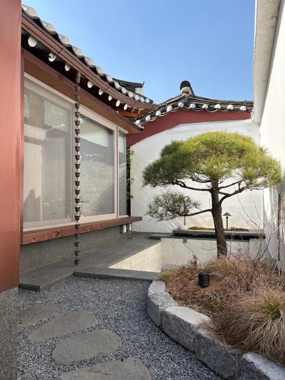 Korea Premium Hanok with Private Jacuzzi in Bukchon Village near Gyeongbokgung, Gwanghwamun, Jongno, Seoul - B&B Seul