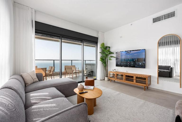Luxury 5BR Penthouse l Sea-View Balcony l Mamad - B&B Bat Yam