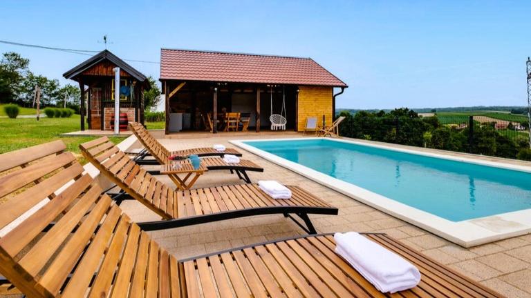 Villa Mali Sokol by Villas Guide - B&B Daruvar