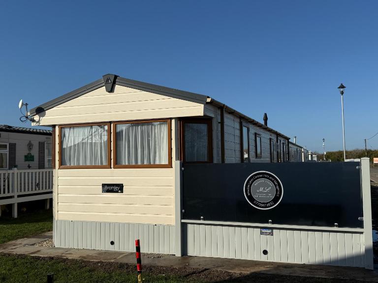 Sunnymede D1 - Hot Tub Caravan - Sleeps 10 - Fantasy Island, Ingoldmells - Meadow Lakes Caravan & Lodge Hire - Ferienwohnung Ingoldmells