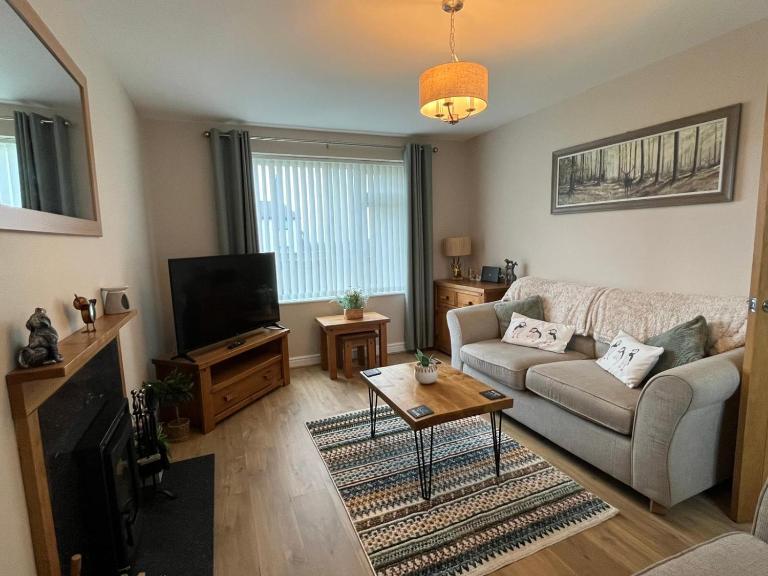 Two bedroom house with enclosed gardens and 2 car drive - B&B Cae’r-geiliog