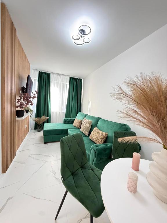 Green Story Aparthotel near Palas Center and Old Town - Parking Option - Chambres d'hôtes Iași