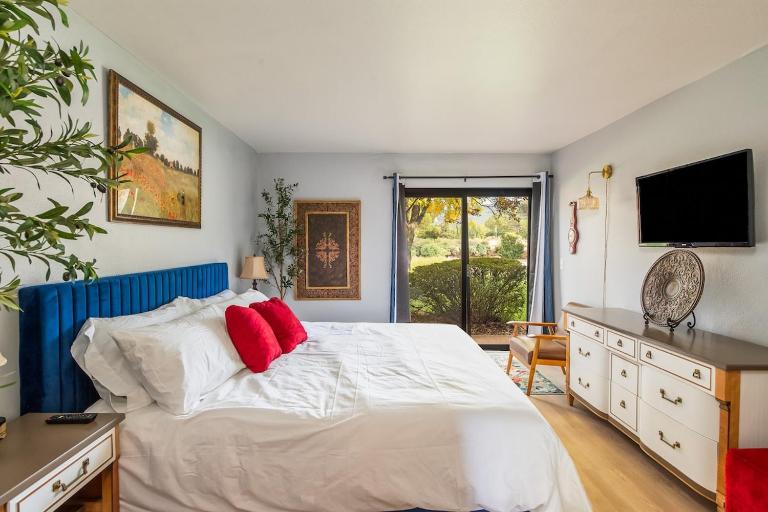 Sunny 1BR Condo with Pool, Hot Tub, Pickleball, Golf - Bed and Breakfast Sedona