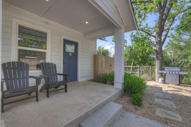 The Grove E with Hot Tub & King Bed - 2 blks to Main - B&B Fredericksburg