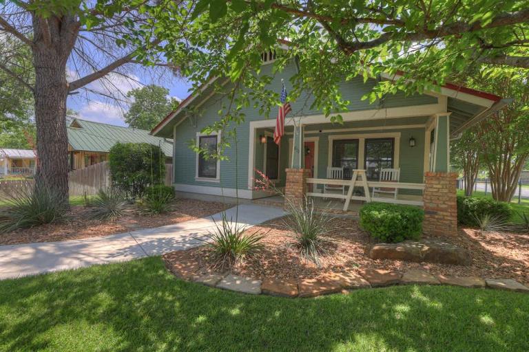 Charming Cottage-3 Mins to Downtown-Pet Friendly! - Bed and Breakfast Fredericksburg