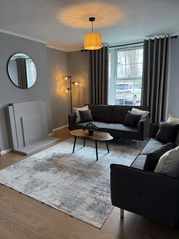 3 Bedroom Apartment with Balcony in London, Free Parking - B&B Morden