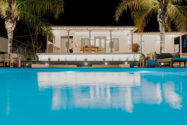 Blue Topaz Two Villas Pool and Spa - Bed and Breakfast Nauplion