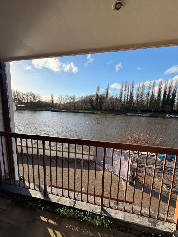 Elegant 1-Bedroom Flat With Stunning Thames views - B&B Kingston upon Thames
