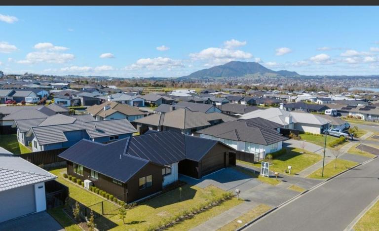 New Modern Taupo Escape just minutes from Township - B&B Taupo