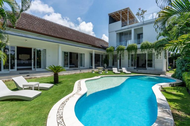 Luxury 5BR Villa with Rooftop BBQ Pool 500M to Beach - Ferienwohnung Canggu