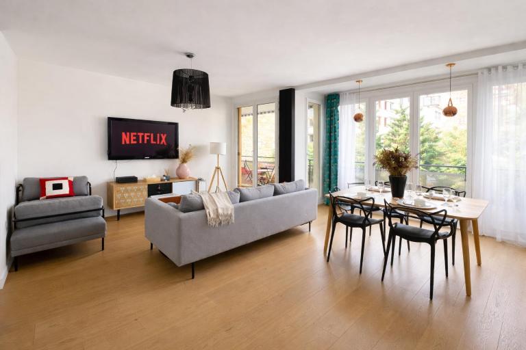 Bright 2BR Apartment, 2 baths, 2 Balconies, Metro 5min, Paris - B&B Levallois-Perret