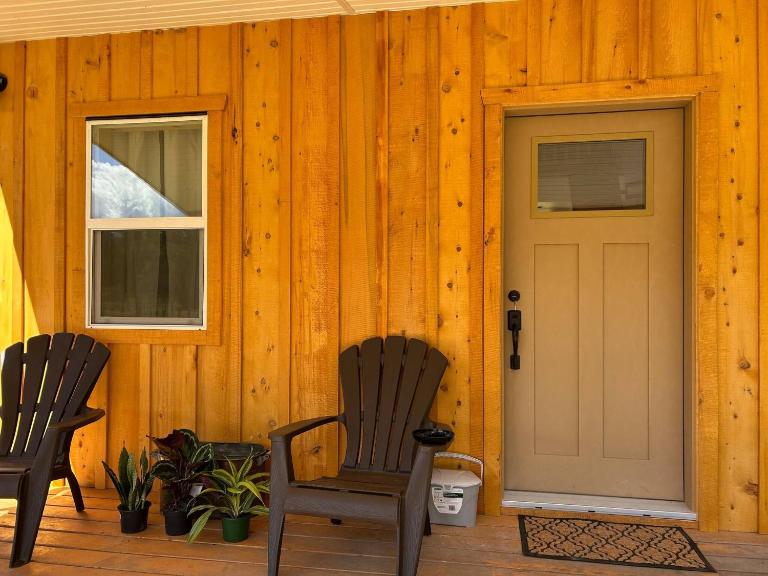 Mountains Edge Bungalow - B&B Sayward