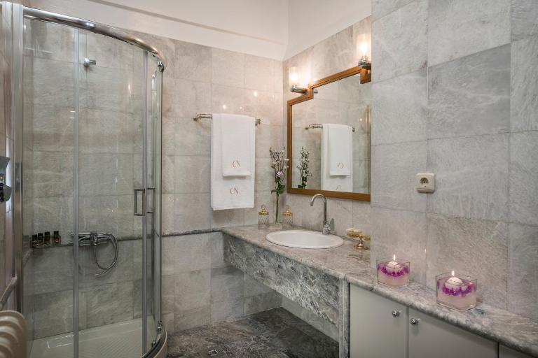 Soul of Sun - Spacious Luxury 90sqm Apartment, 2 Bathrooms, Chania Center, Private Parking Available 900m - Chambres d'hôtes La Canée