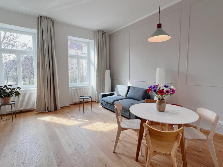 Stadthalle Family and Couples Suite - Bed and Breakfast Wenen