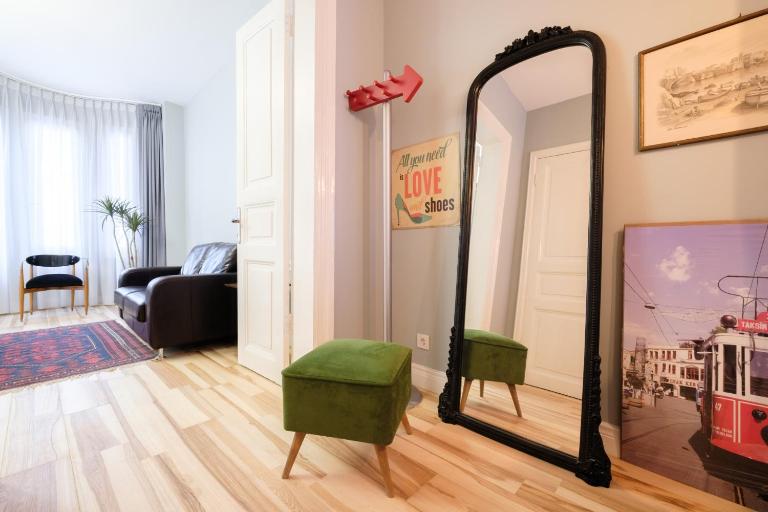 City-Center Urban Flat with Private Balcony - Chambres d'hôtes Istanbul