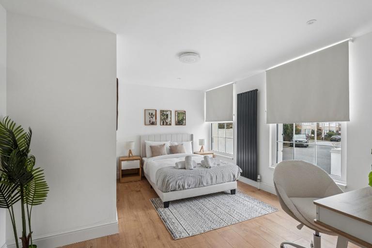 Spacious 6-Bed En-suite Home, 5-Min Walk to Tube - B&B Uxbridge