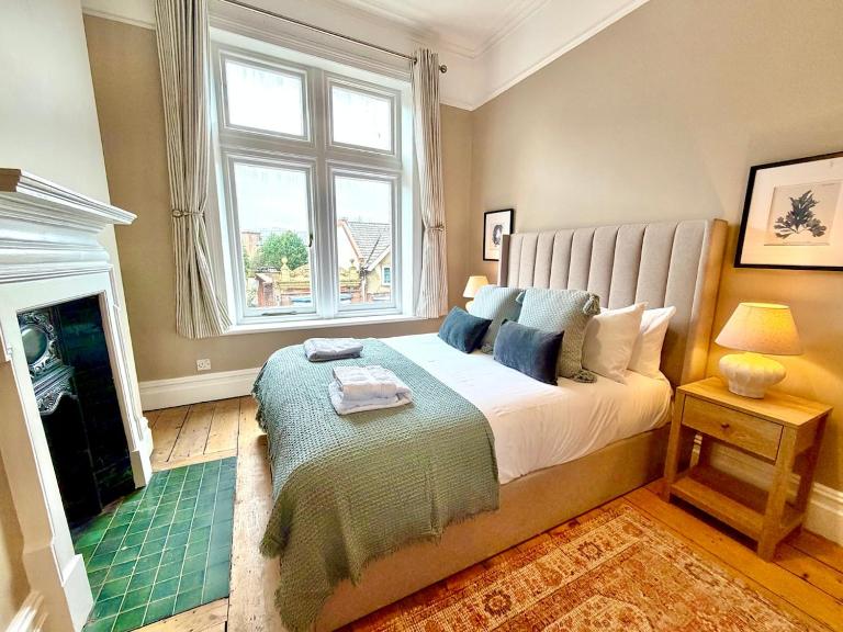 Bournemouth Beach Break - Stylish Two Bedroom - Walk to Town and Beaches - Sleeps 4 - B&B Bournemouth