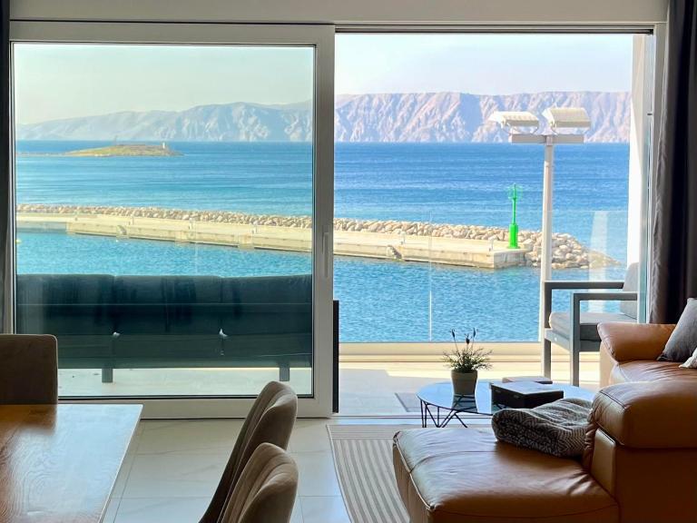 Marina Vista Escape, lux seaview 3 bedrooms Penthouse - B&B Klenovica