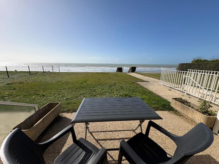 Joli T2 en front de mer avec accès direct plage, terrasse privative, parking et Wi-Fi gratuit - FR-1-361-45 - B&B Jullouville