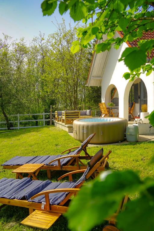 Luxury Vineyard Retreat with Private Jacuzzi - Bed and Breakfast Szigetvár