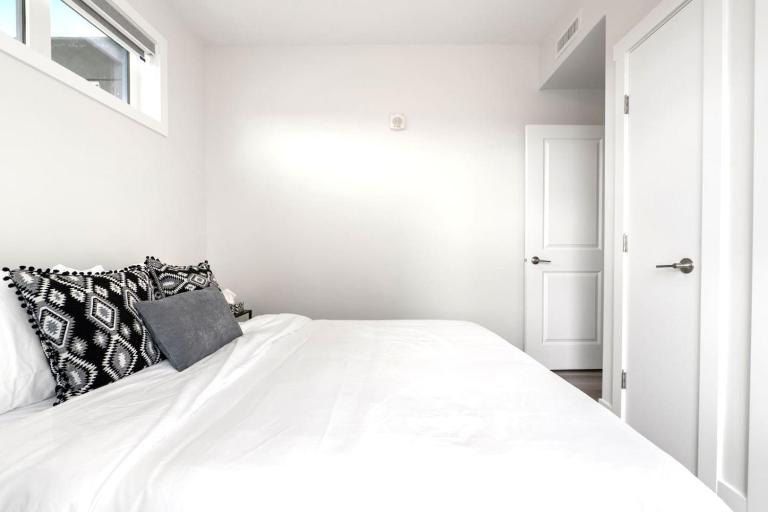 Luxe Downtown Retreat with 2 Free Parking - Ferienwohnung Calgary