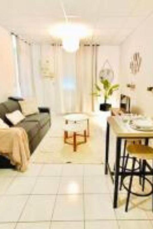 Savana Lodge, Wi-Fi, Parking Privé et Calme, Sortie 12 ChanaS - B&B Chanas