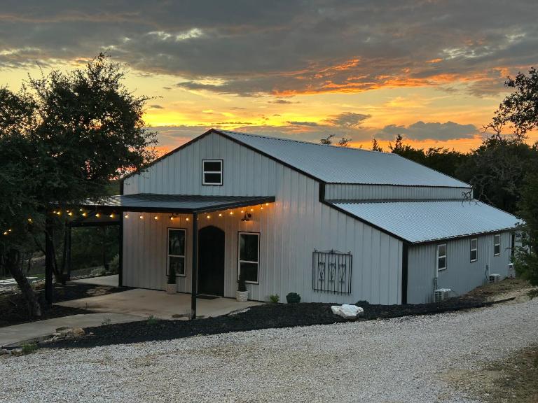 Longhorn Hall at Triple H Ranch - B&B Dripping Springs